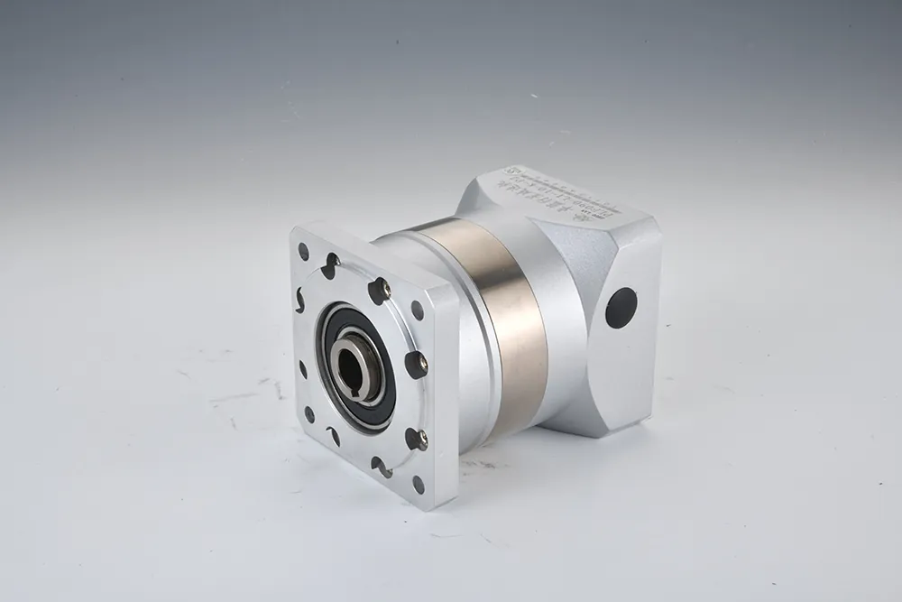 A silver right-angle planetary gearbox with a square flange, featuring a label with "PLX090-10-X-P2" and Chinese characters.